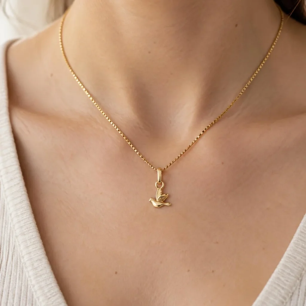 Pingente Espírito Santo Ouro 18k Pomba Recortada, em uso por uma modelo