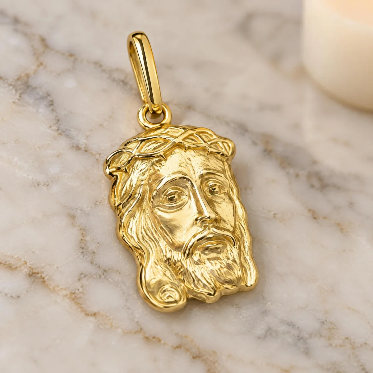Pingente Face de Cristo Ouro 18k, em foto de estúdio
