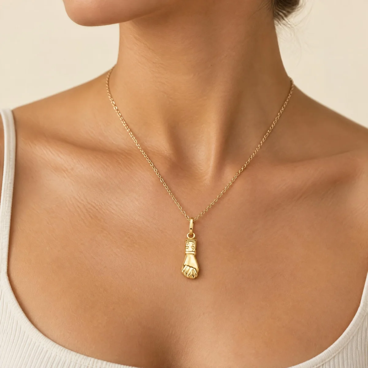 Pingente Figa em Ouro 18k, em uso por uma modelo