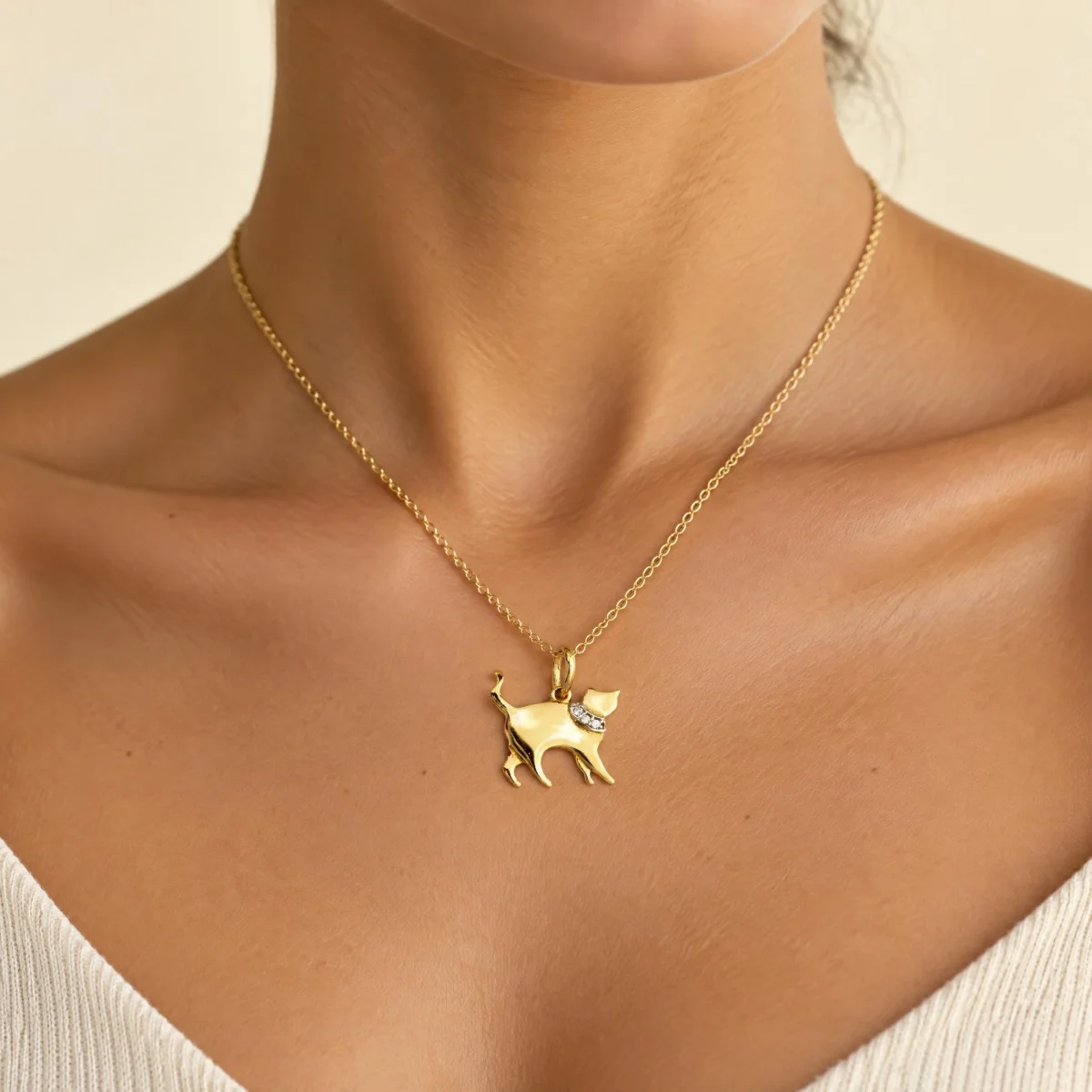 Pingente Gato em Ouro 18k, em uso por uma modelo