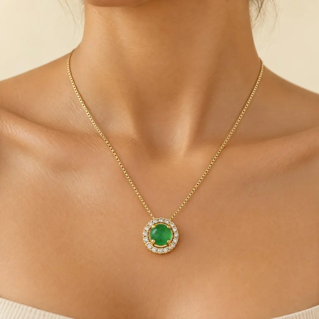 Pingente Intense em Ouro 18k com Zircônias, em uso por uma modelo