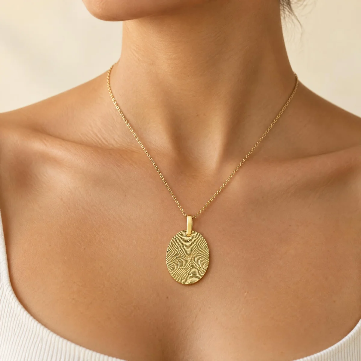 Pingente Medalha Ouro 18k Digital, em uso por uma modelo