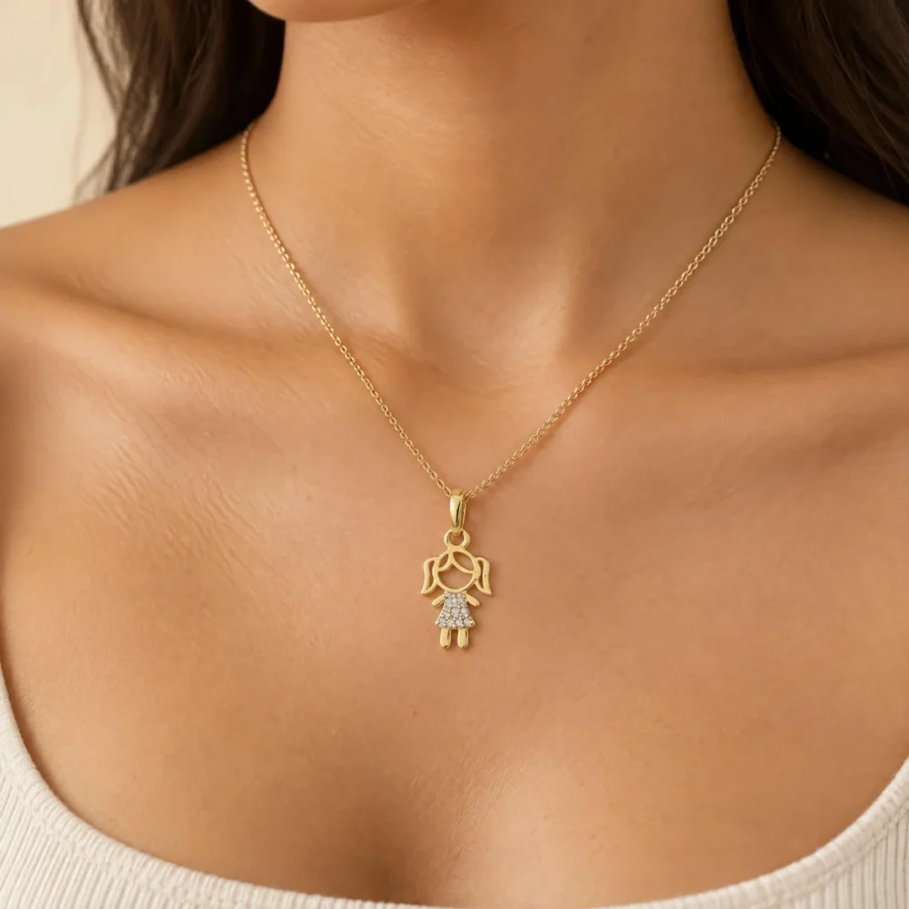 Pingente Menina Ouro 18k, em uso por uma modelo