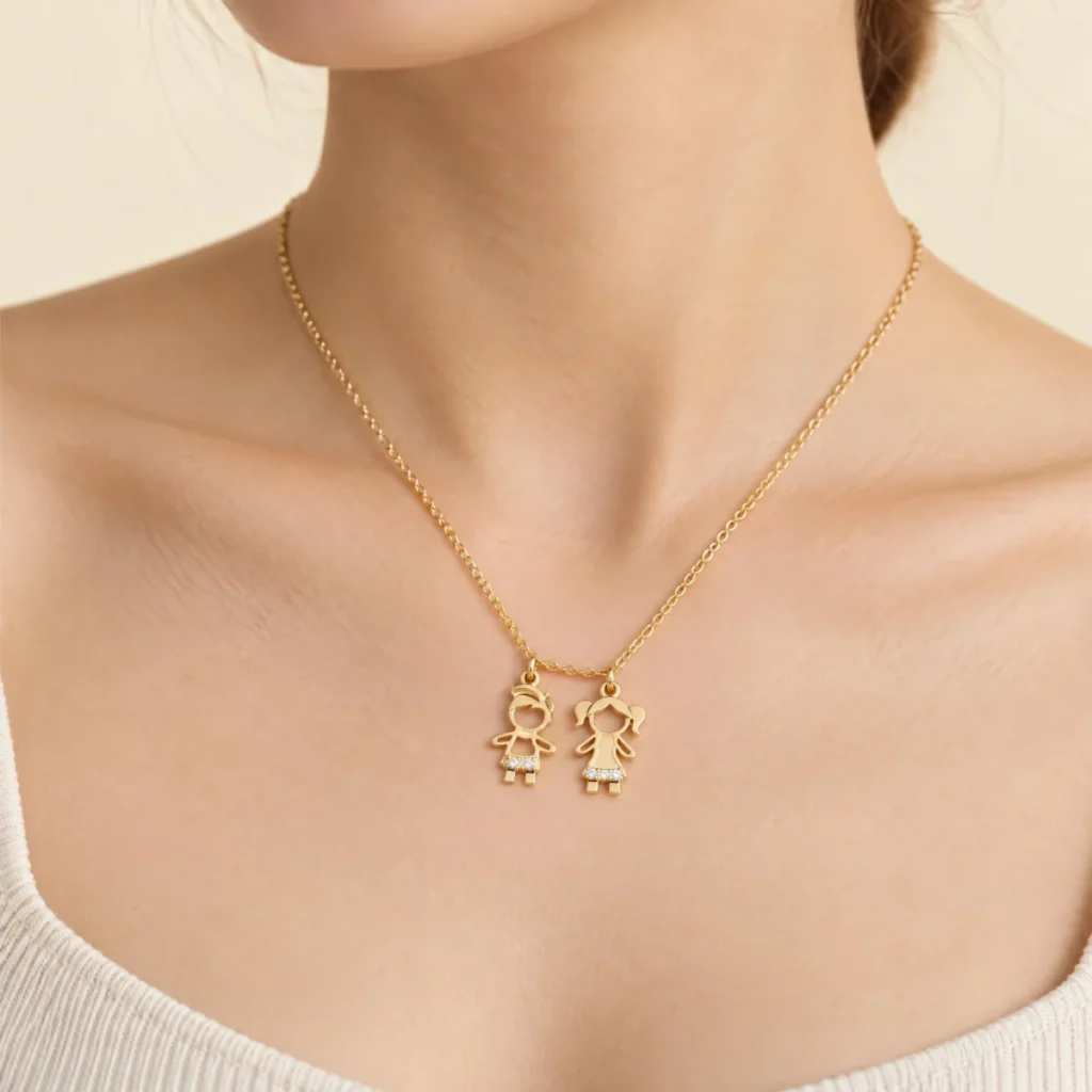 Pingente Menino e Menina em Ouro 18k, em uso por uma modelo
