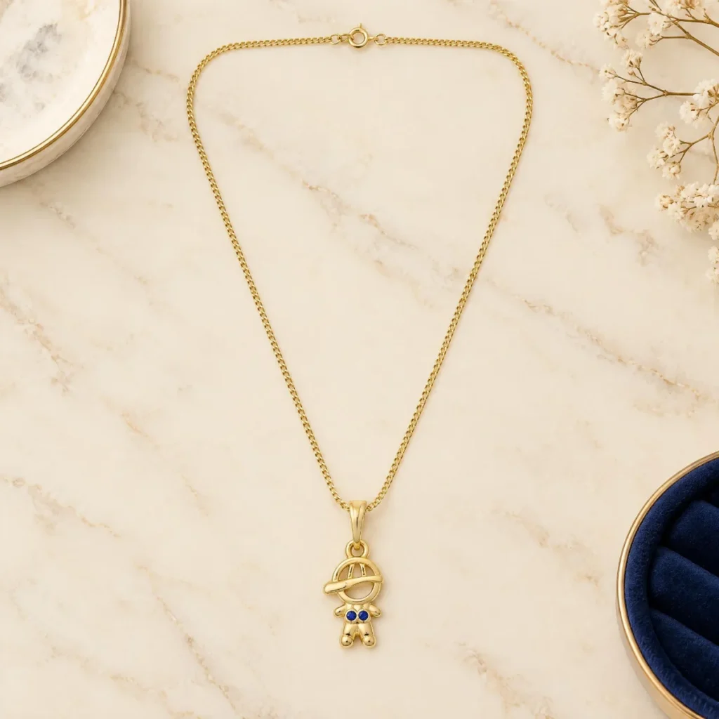 Pingente Menino Ouro 18k, em foto de estúdio