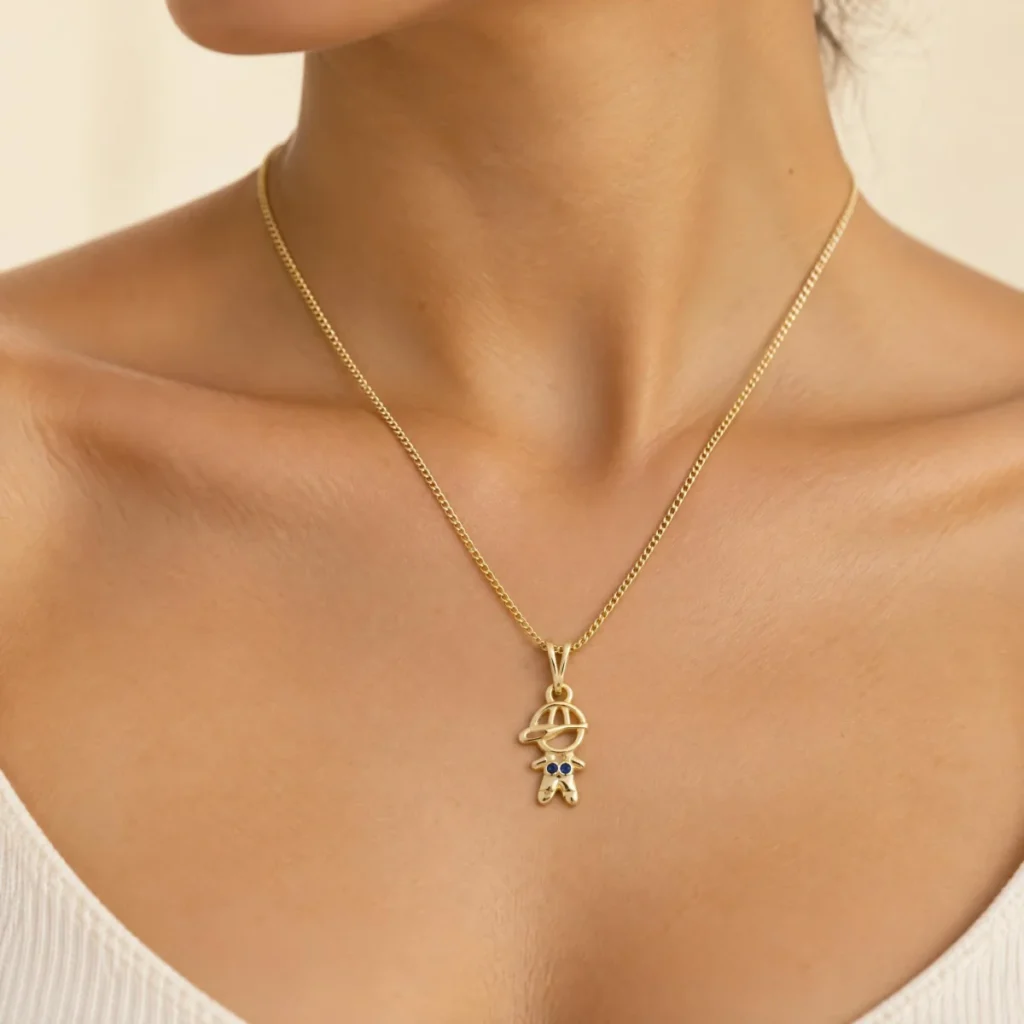Pingente Menino Ouro 18k, em uso por uma modelo