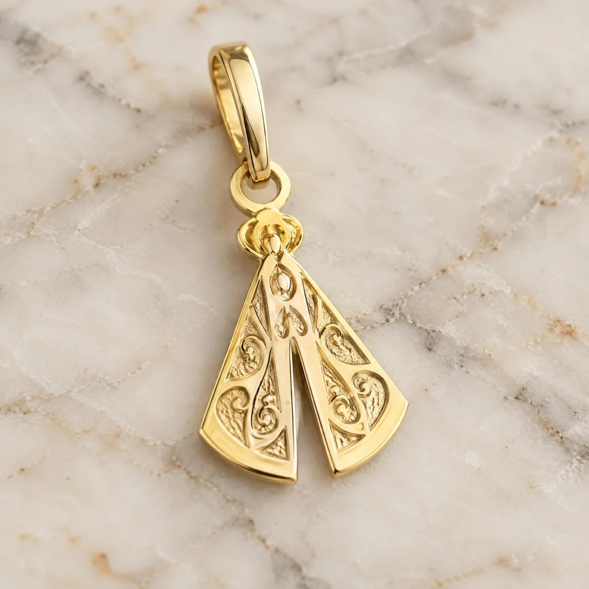 Pingente Nossa Senhora Aparecida Ouro 18k Estilizado, em foto de estúdio