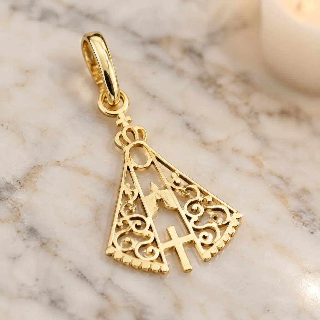 Pingente Nossa Senhora Aparecida Ouro 18k Rendado, em foto de estúdio