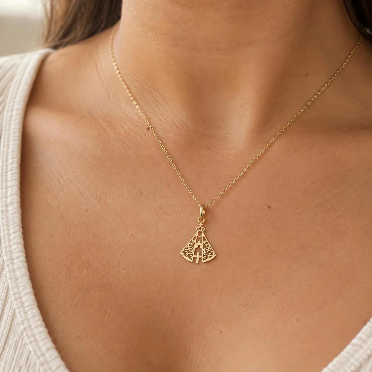Pingente Nossa Senhora Aparecida Ouro 18k Rendado, em uso por uma modelo