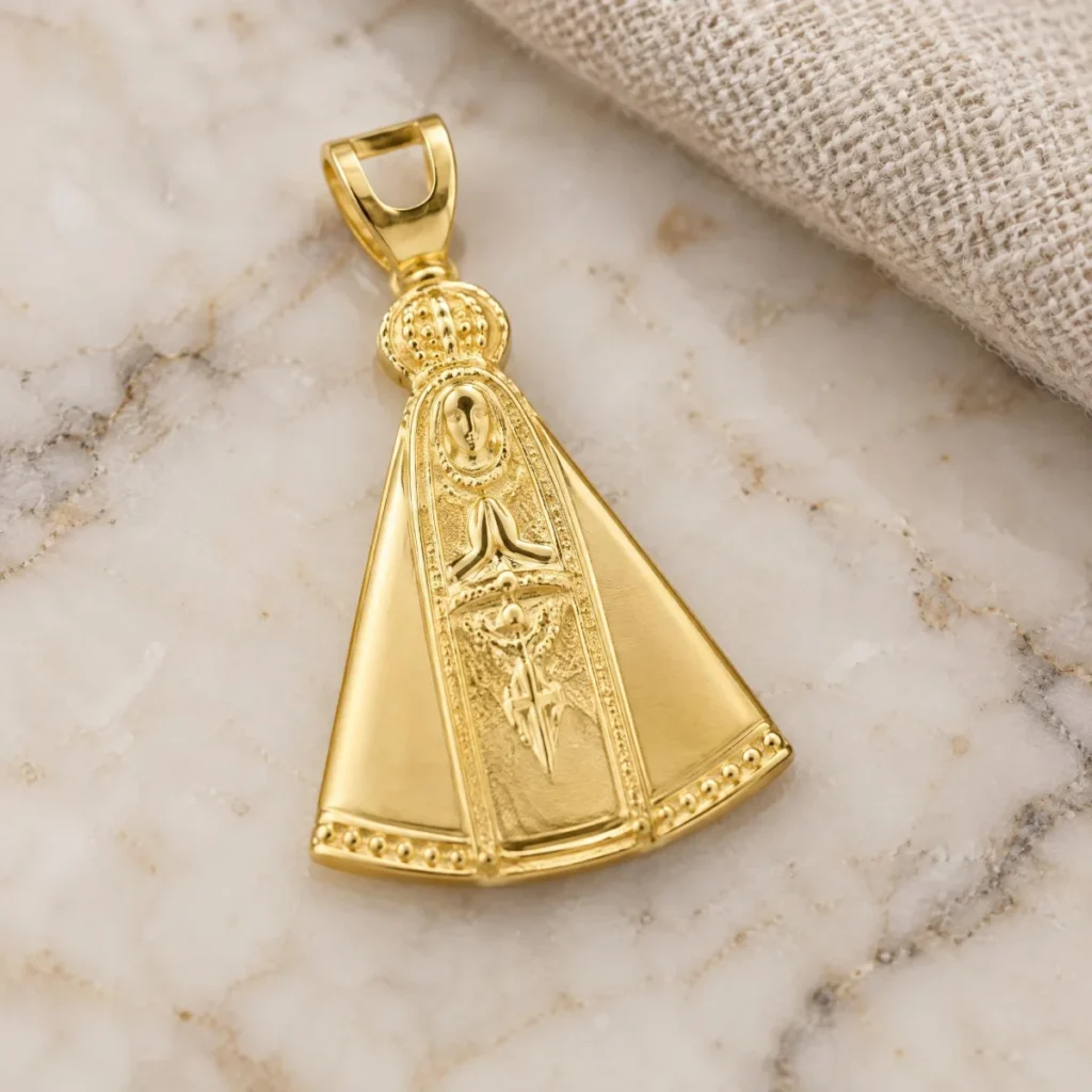 Pingente Nossa Senhora Aparecida Ouro Maciço, em foto de estúdio