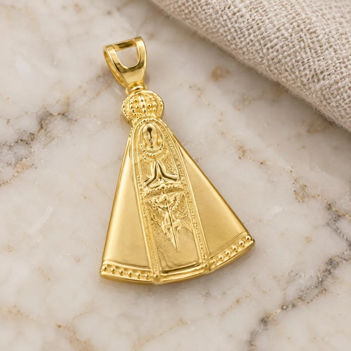 Pingente Nossa Senhora Aparecida Ouro Maciço, em foto de estúdio