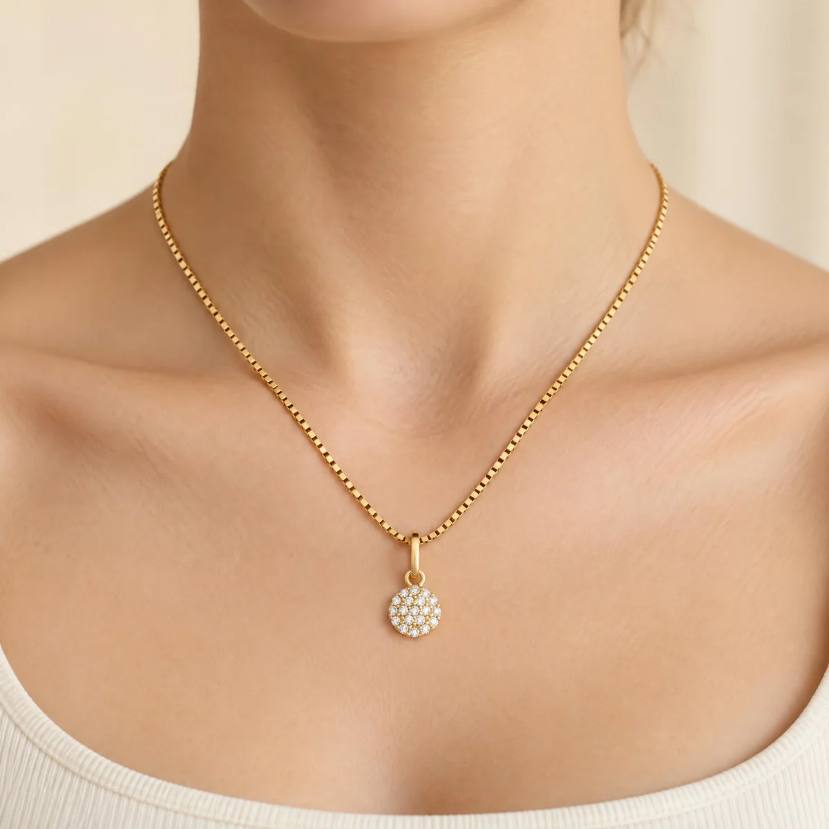 Pingente Pavê Redondo em Ouro 18k, em uso por uma modelo
