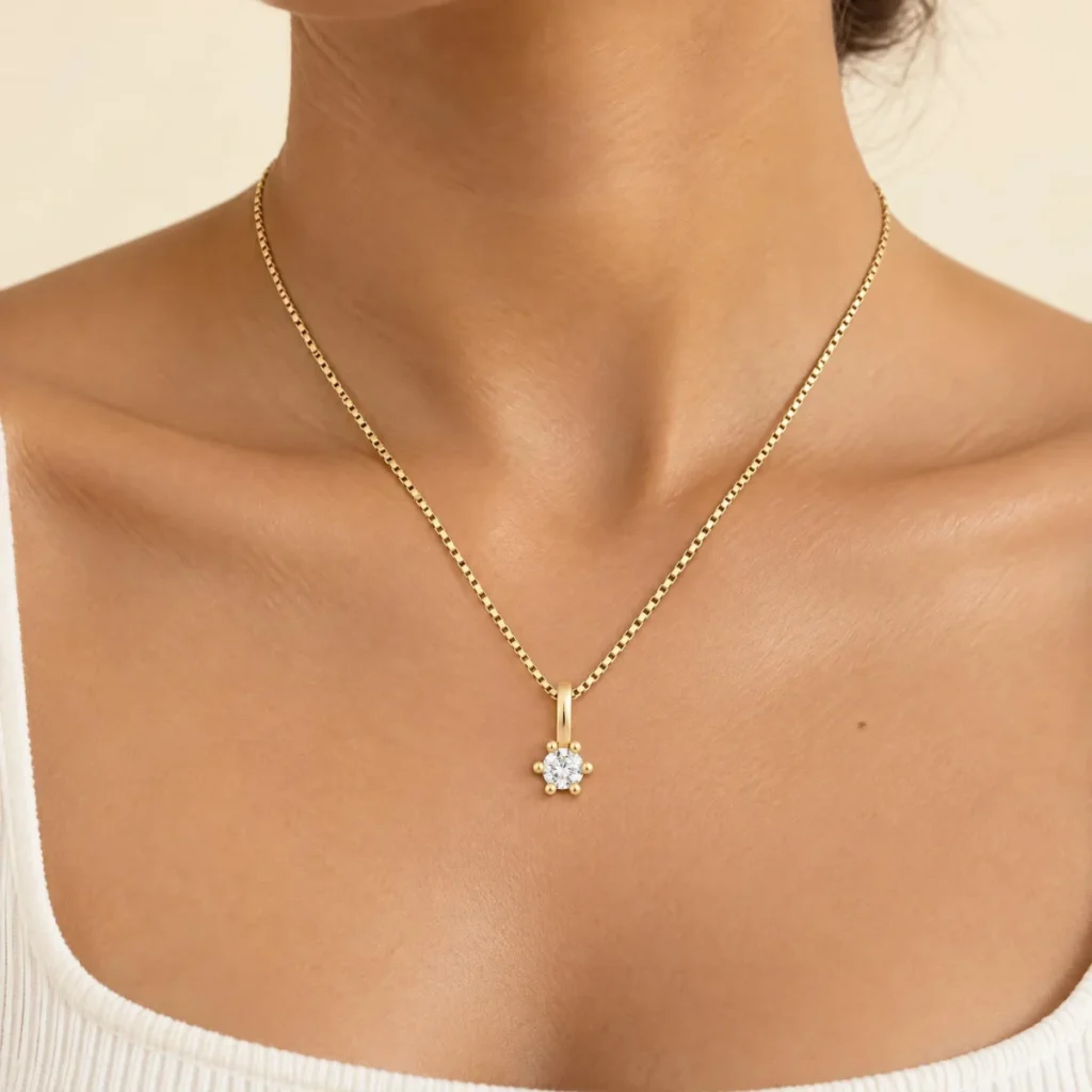 Pingente Solitário em Ouro 18k, em uso por uma modelo
