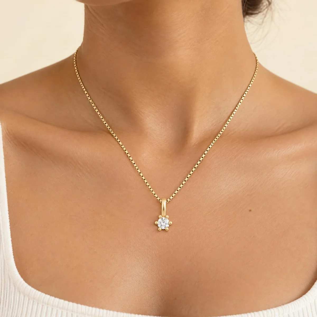 Pingente Solitário em Ouro 18k, em uso por uma modelo