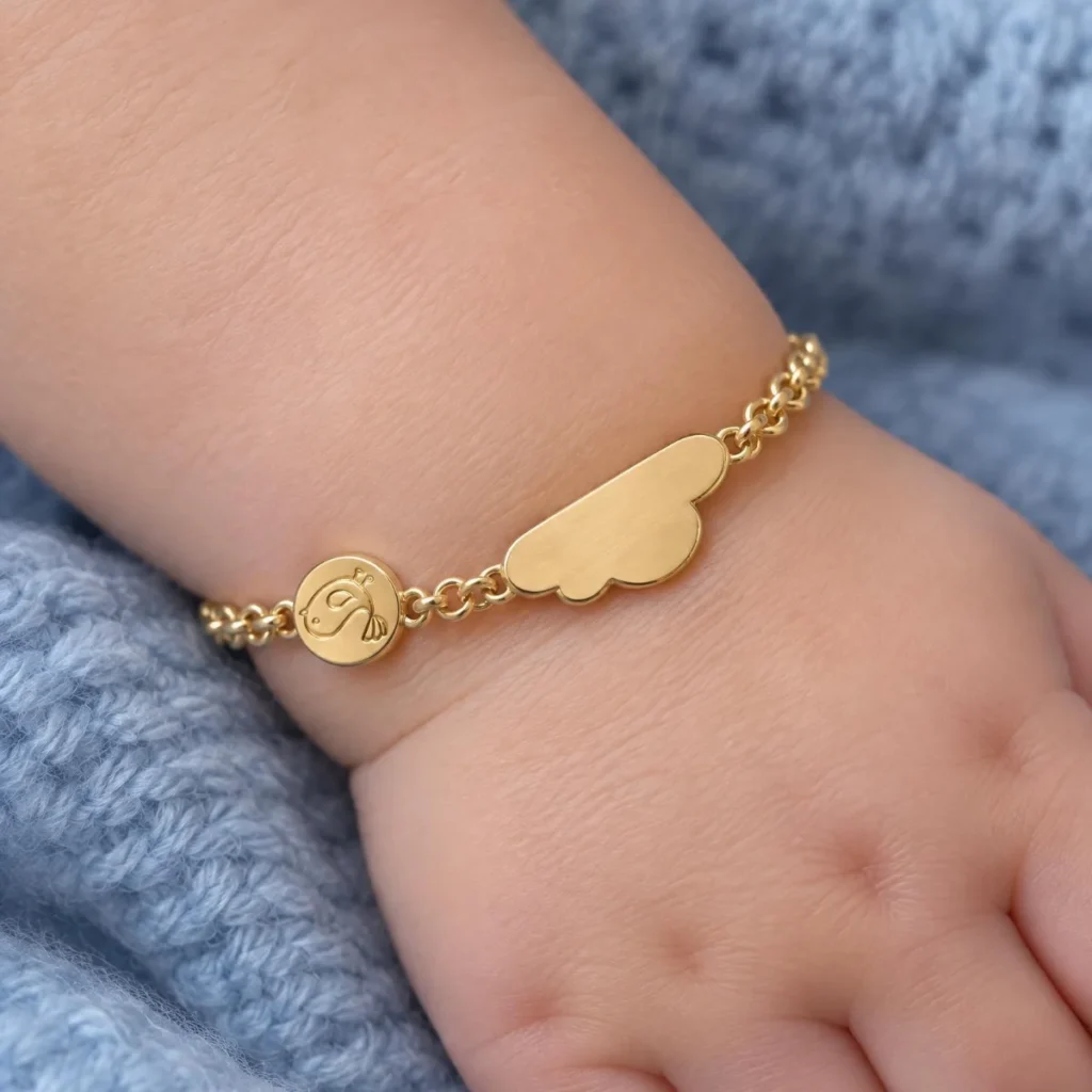 Pulseira Infantil de Ouro com Nome Nuvem Passarinho, em uso no pulso