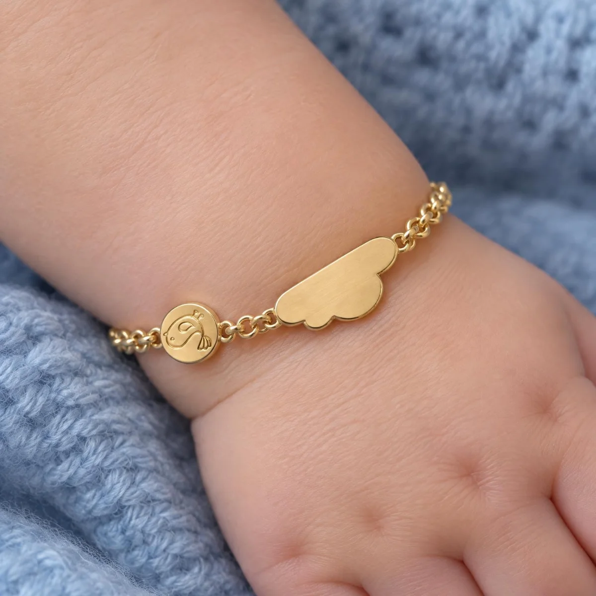 Pulseira Infantil de Ouro com Nome Nuvem Passarinho, em uso no pulso