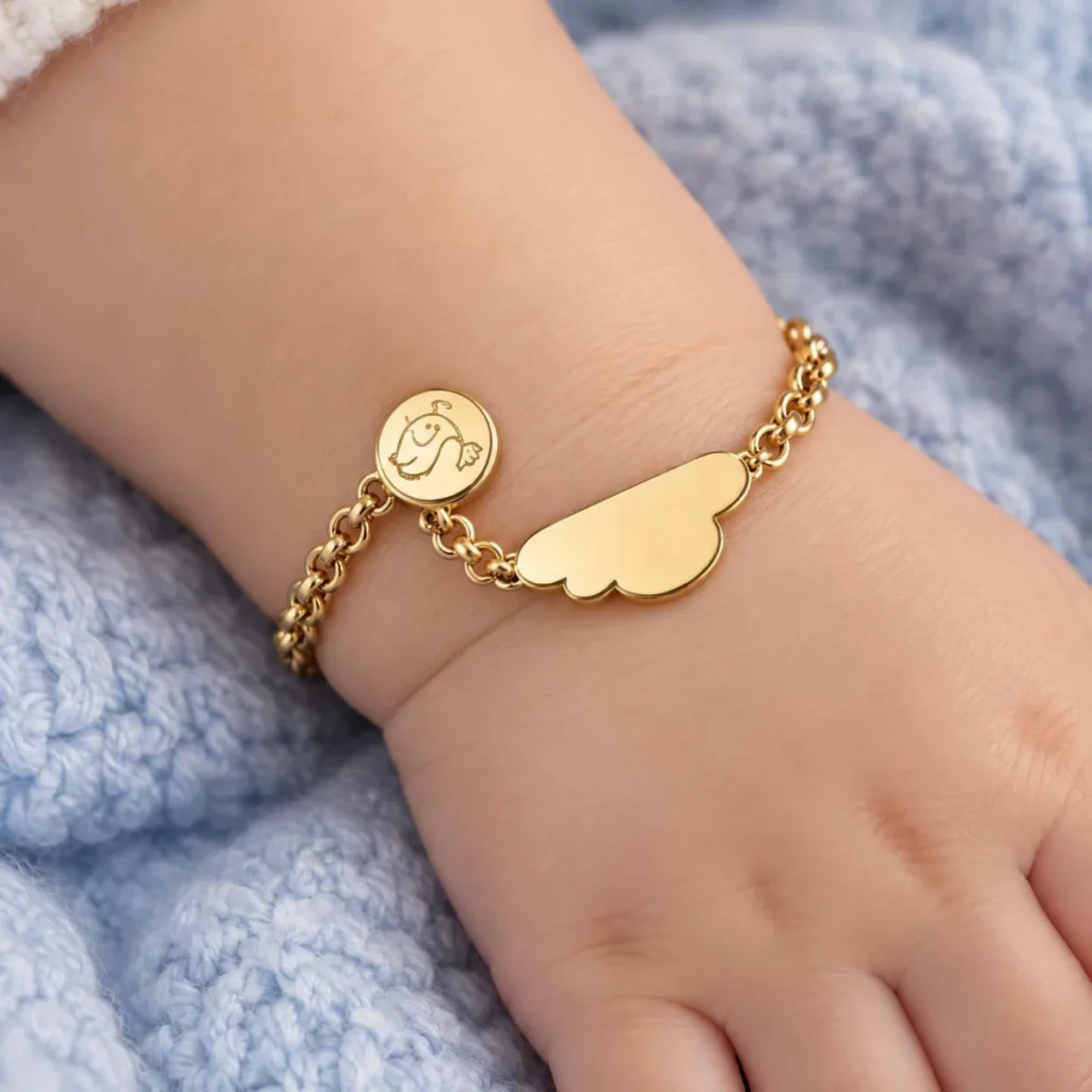 Pulseira Infantil de Ouro com Nome Nuvem Passarinho, em uso no pulso, outro ângulo